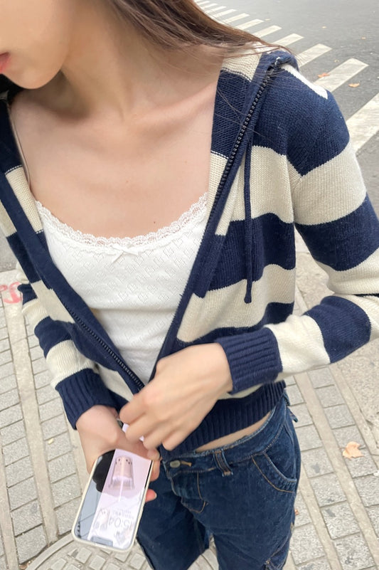 Ivory And Navy Stripes / Regular Fit